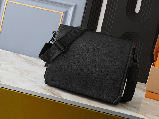 2026 New Arrivals: LVsLVS Luxury Shoulder Bags, Designer Handbags, Premium Crossbody Bags, Ladies’ Wallets, High-Quality Travel Bags, Ladies’ Tote Bags, Shoulder Bags. This messenger bag features a minimalist design that exudes a fashionable vibe.